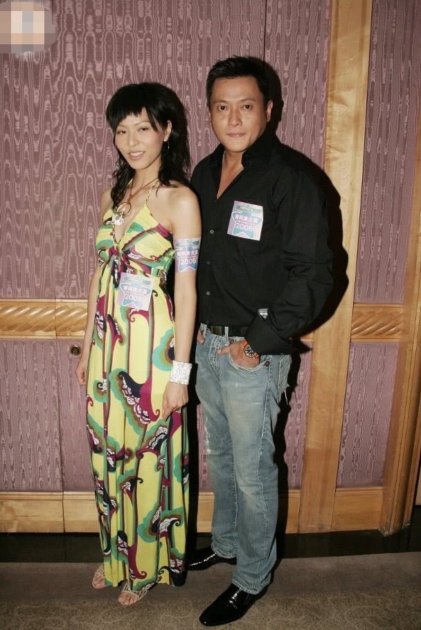 老婆出轨后魏骏杰首度露面,戴墨镜口罩难掩憔悴,阳台激动讲电话