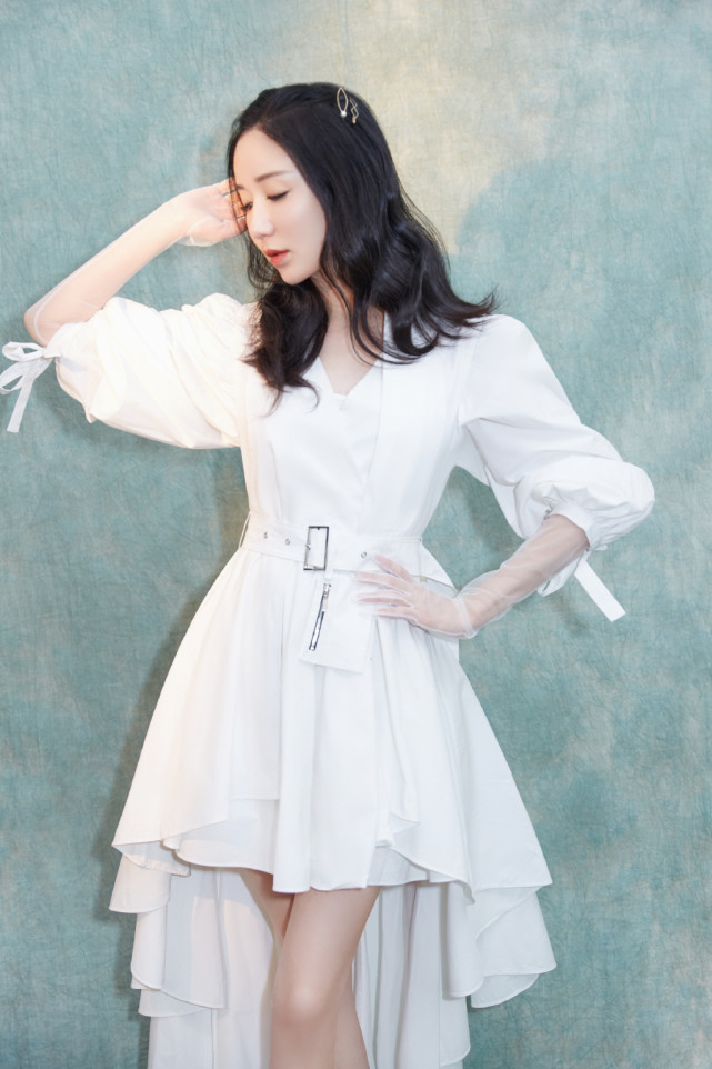 娄艺潇戏里戏外大不一样,穿白色连衣裙温柔动人,一点不像胡一菲