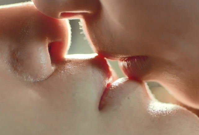 昨晚的剧情真的是有甜有虐啊,甜的是今夏和受伤的陆大人"喂药吻",虐的