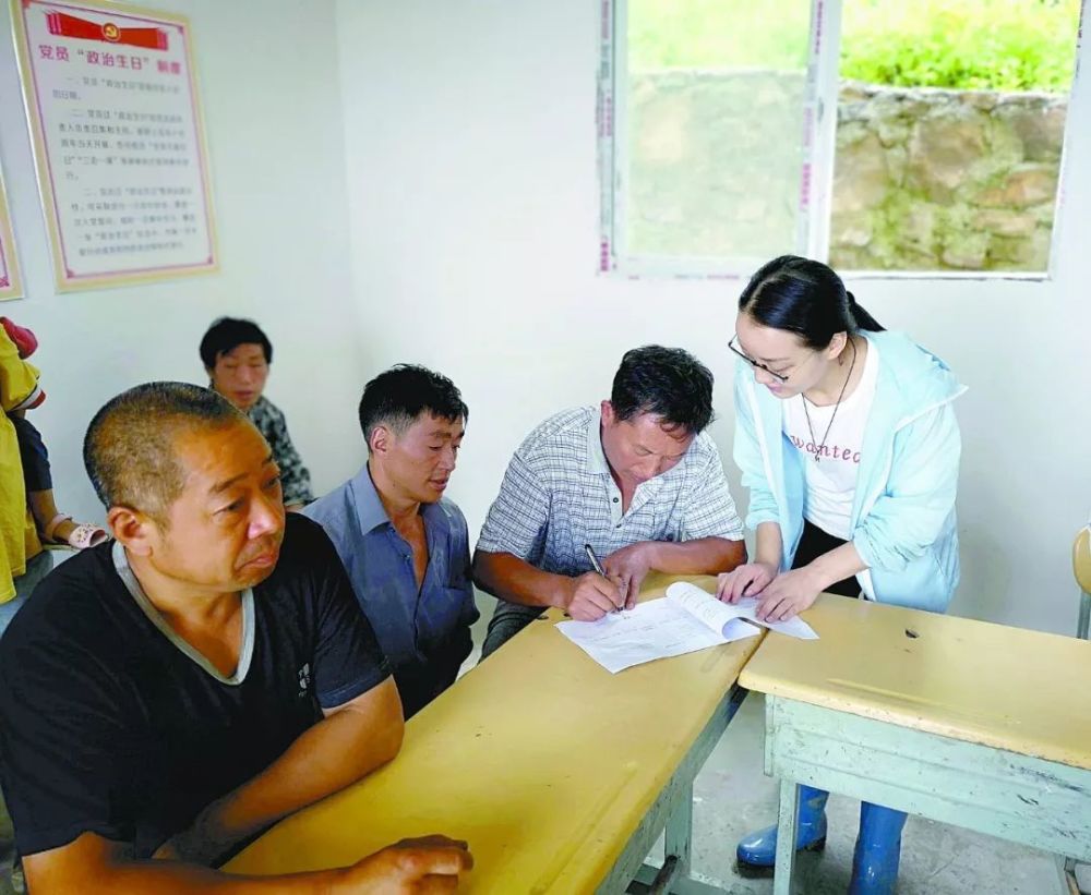 2014年,李夏(右一)与浩寨村计生专干叶芬,大学生村官汪羚前往长安镇浩