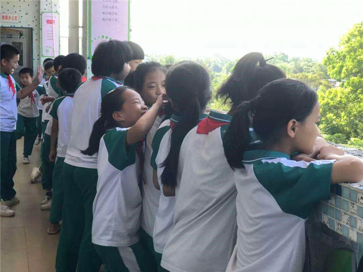 下课时间为什么初中男生喜欢在走廊站成一排网友3点我全中