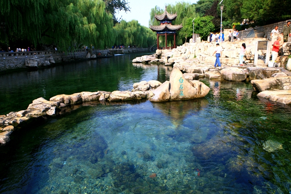 天下第一泉风景区泉河湖城融为一体展现泉城风貌