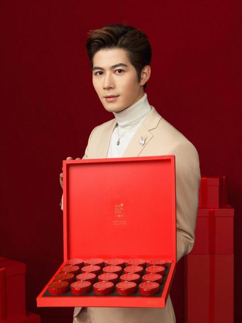 而说到时尚,这已经不是小罐茶第一次让人"大开眼界"了,早在2019年5月