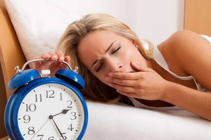 女性更年期一到进入失眠期做好3件事更年期也能睡好觉