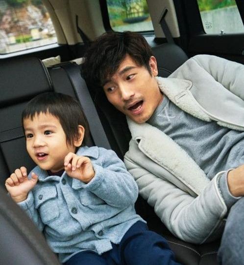 乐那多玩放大镜花样好多,小表情搞怪真的太萌啦|乐那多|耿乐|杨雨辰