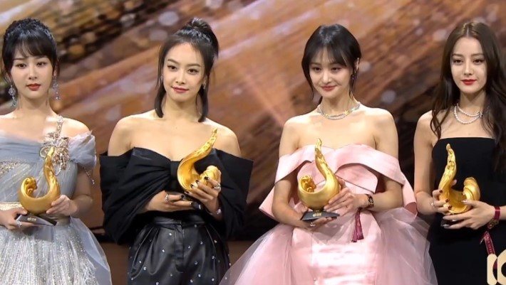 有种同框叫"新四小花",生图她颜值最有辨识度,可惜手臂却最粗