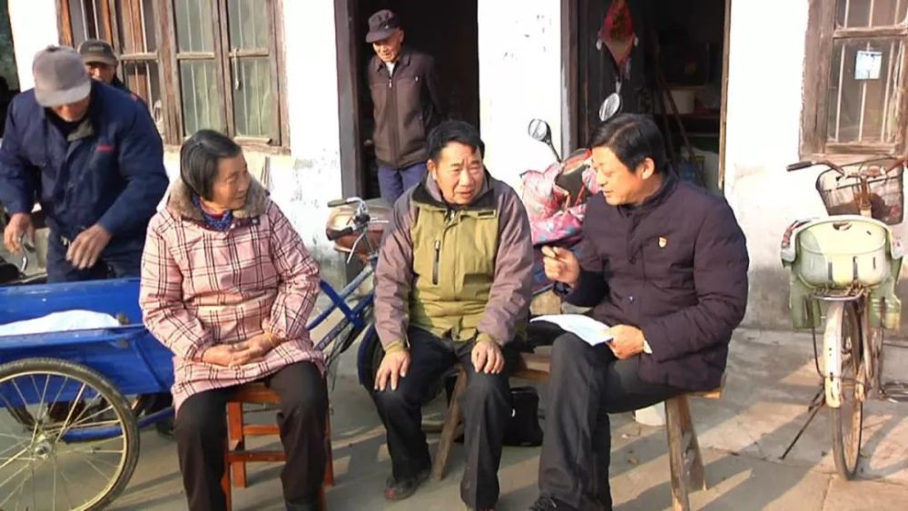 市民丁德法,杜网华等人,途经十圩港边遇人落水,合力下水救人终使落水