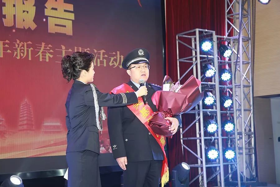 奖民警代表集中亮相刘研,李世伟,姜洪武,李元健(省公安厅)杨雪,王钰璇