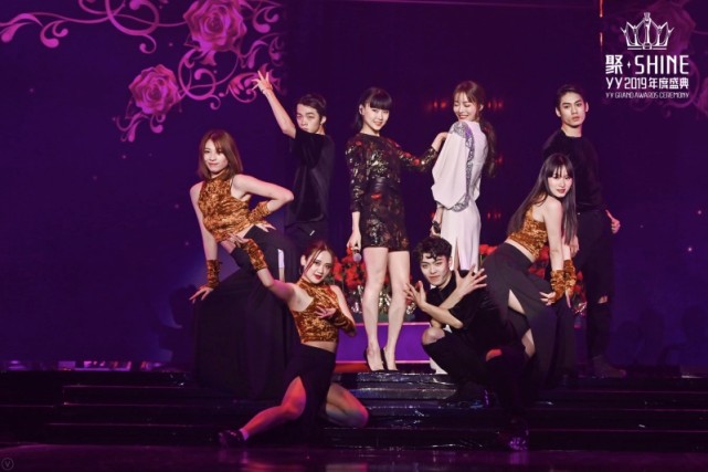 大张伟携网红主播齐唱嗨歌 坦言曾对直播有误