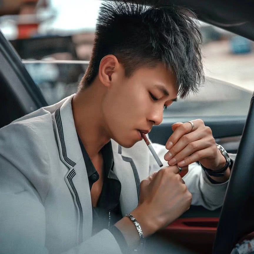 慈善大王许华升百万座驾挂两地车牌副驾驶乘客亮了