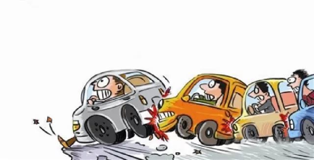 惊险!货车在路口突然甩尾,苏州老伯遭殃了