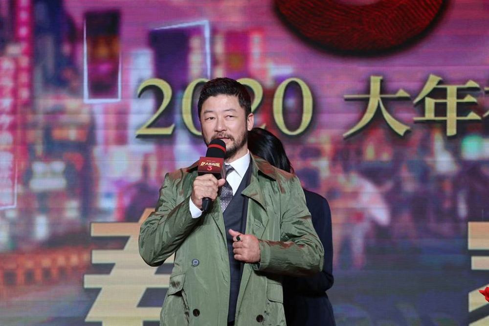 唐探家族摆pose合影逗趣"强肖昊"组合还原护士装名场面
