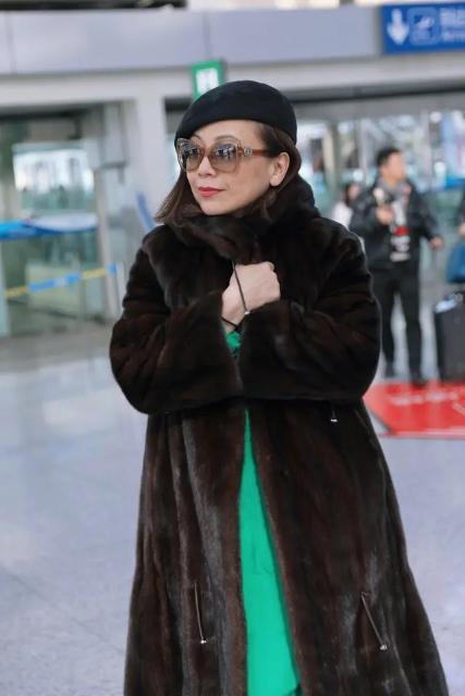 邓萃雯不装嫩穿貂皮大衣配长衫贵妇感十足太美了