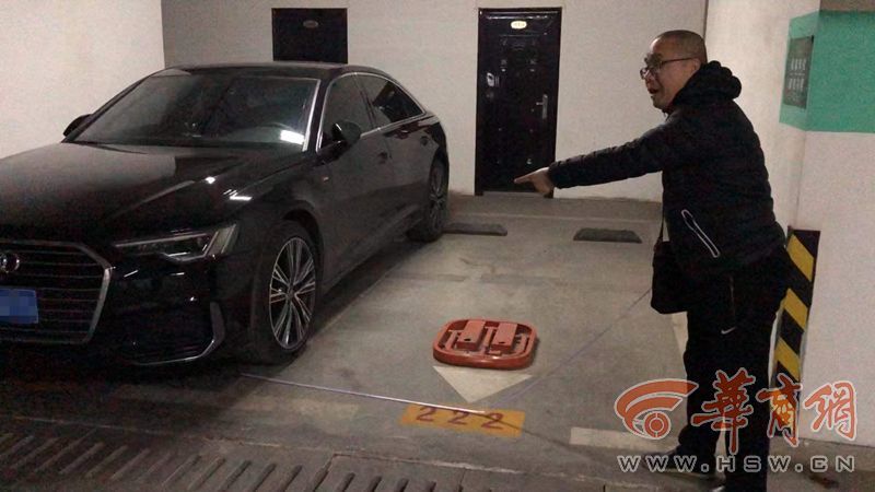 尴尬了!西安市民买的停车位太窄车门打不开 只