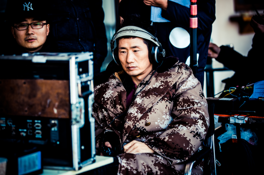 研究生,2006年参与拍摄微电影(那时叫网络短片),2008年组建郑云工作室