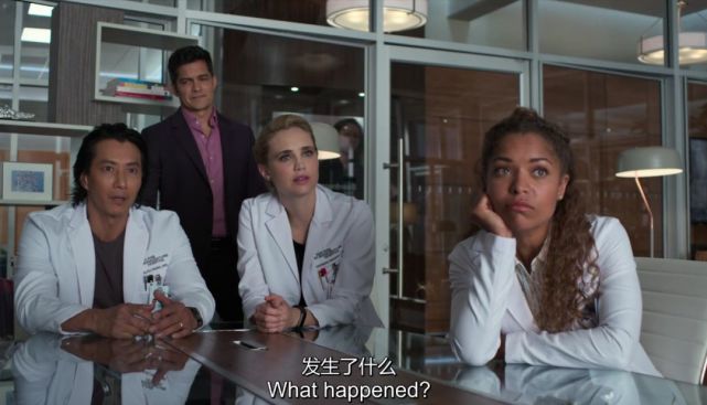 最后开门不小心撞到了人,肖恩及时治好了她肩关节脱位;卡莉最后还主动