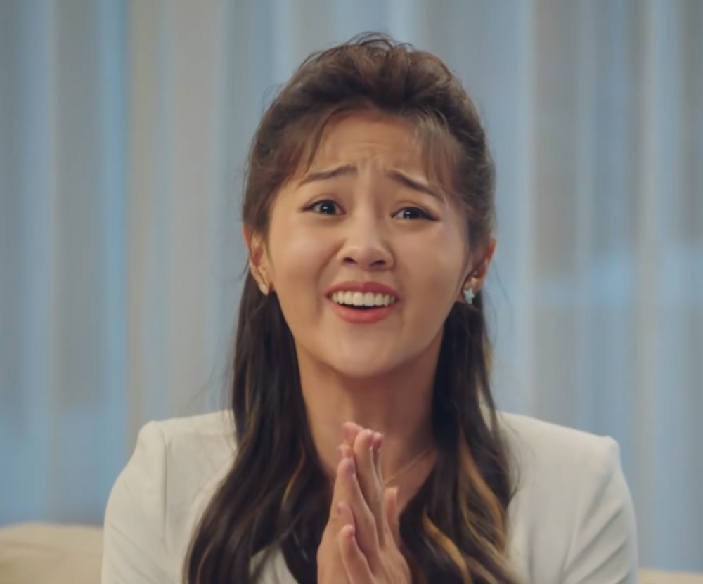 一位咖喱酱,上线时是在河边哭泣的"失足少女",画风神神叨叨,举止诡异