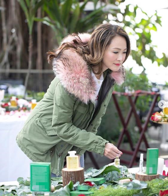 长孙皇后童爱玲晒近照皮肤紧致少女感十足47岁仍想生二胎