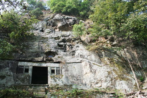 因寺内供有周朝太师尹吉甫的石像而闻名湖北省房县宝堂寺