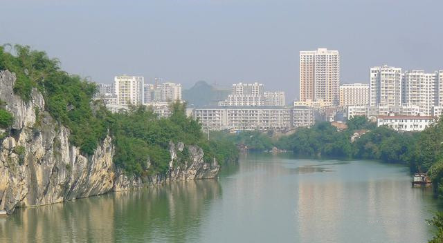 廣西右江沿岸西江沿岸的縣城發展得不錯,平果和平南城建很棒