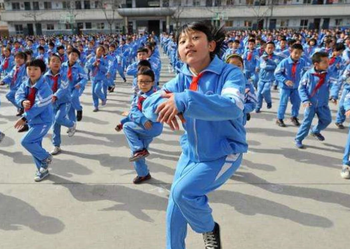 初中课间操,女生自以为很土的3行为,在男生眼