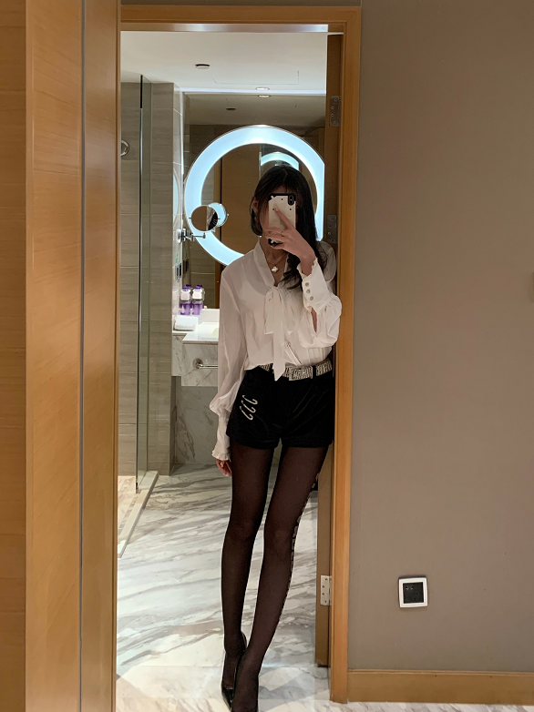 腐团儿穿10厘米高跟鞋下蹲,却忘记自己穿的是短裙,救场动作堪称教科书