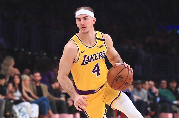 所以说球场上的卡鲁索进攻和防守都是最好的质疑,情商也是满分,再加上