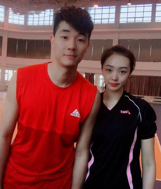 90后女排樊响,受郎平钦点,退役入学成校花,2米男友为排坛新星
