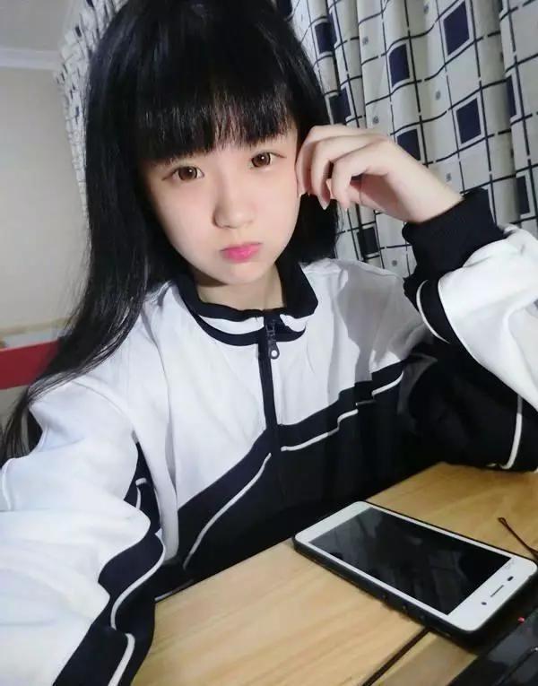 尤其是杨清柠被封杀后,大众对她尤为关注,只要她一