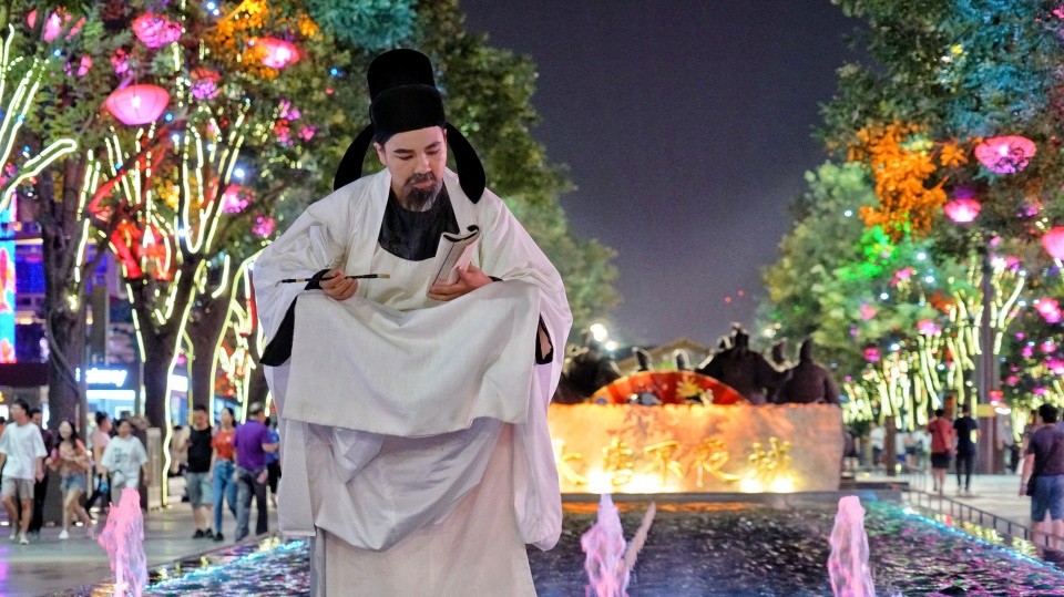 去过大唐不夜城的游客都知道,这条街上有着西安城里最多的"网红",石头