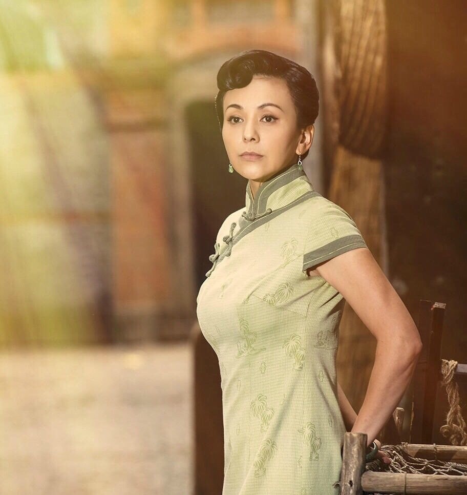 赵薇苏有朋古巨基重聚50岁雪姨穿旗袍显凹凸感身材太抢镜