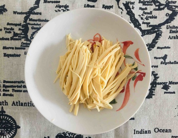 16.葱芯切成葱花,葱白切丝摆盘,姜和蒜切片