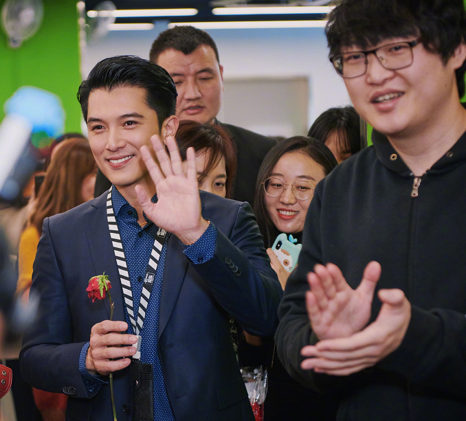 邱泽采访时不小心碰到张钧甯,旁边"阿温"的眼神抢镜,太有故事_腾讯