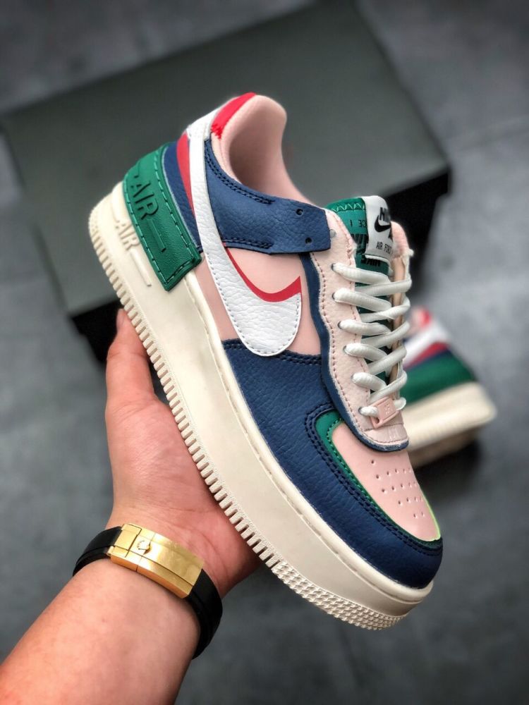 该款空军鞋面由不同颜色的皮质面料重叠错层构成,鞋身以淡粉,纯白