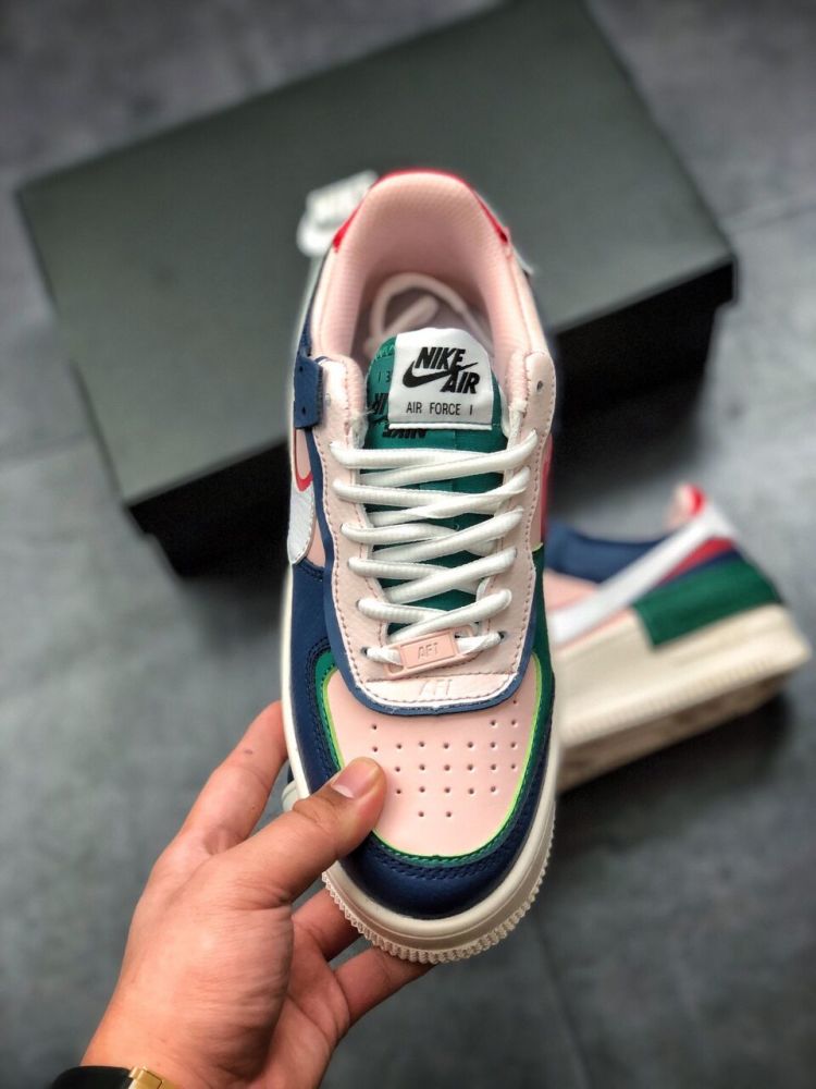 该款空军鞋面由不同颜色的皮质面料重叠错层构成,鞋身以淡粉,纯白