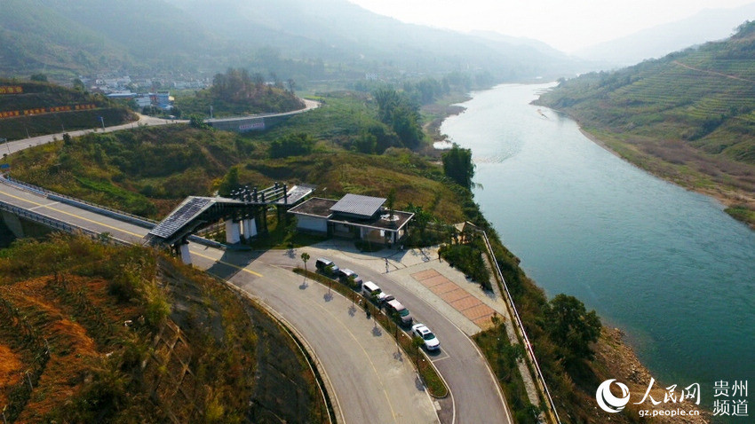 人民网贞丰1月15日电(龙章榆)车行354国道坝草至贞丰县城段,路面平整