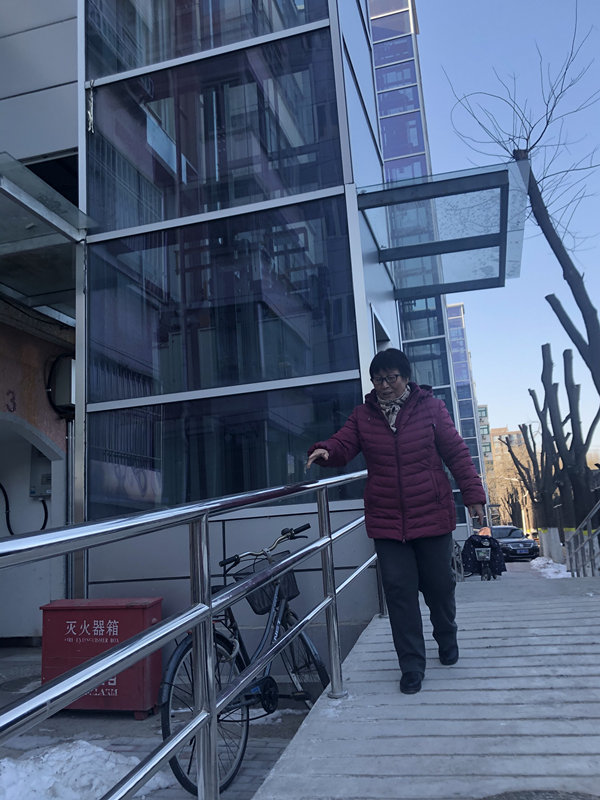 在1号楼3单元,这里的电梯为贯通门设计,也就是轿厢双侧都能开门.