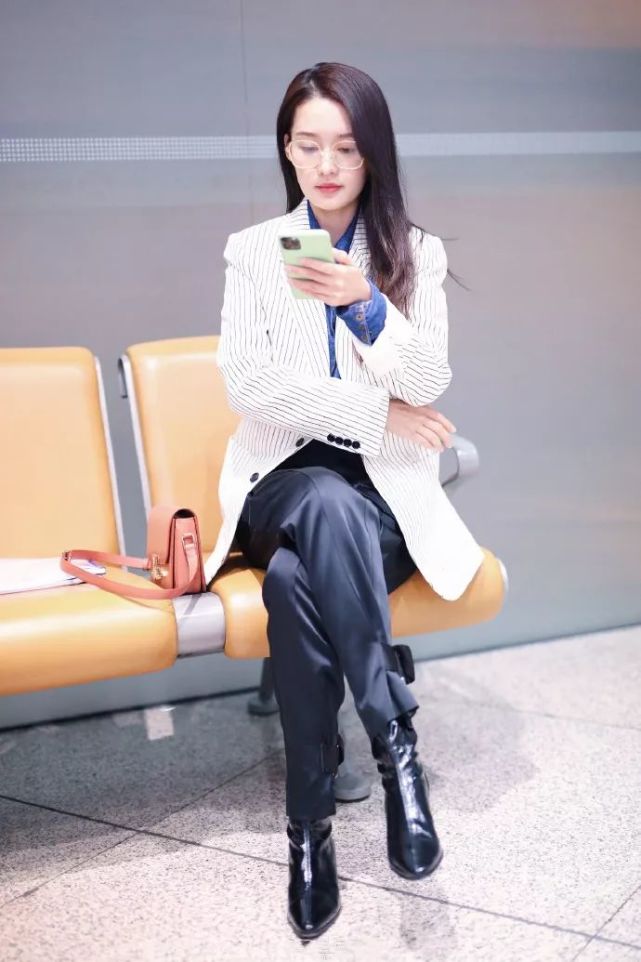 五五分算什么,李沁都把自己穿出四六分了,清瘦身形还是很迷人