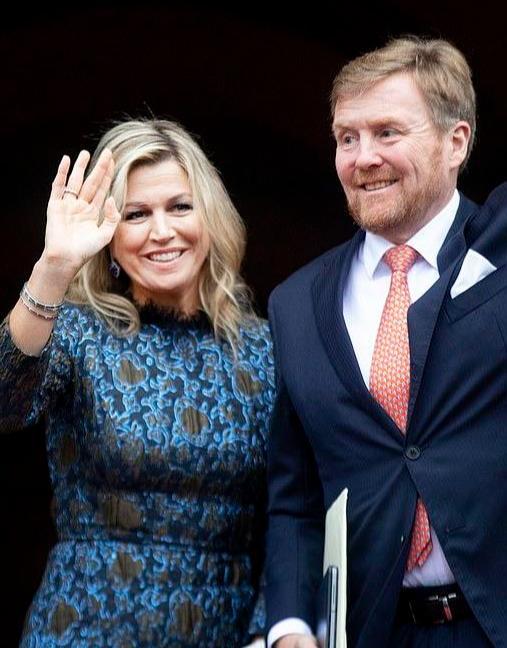 荷兰王室举行新年招待会荷兰王后太敢穿花朵裙勒出游泳圈