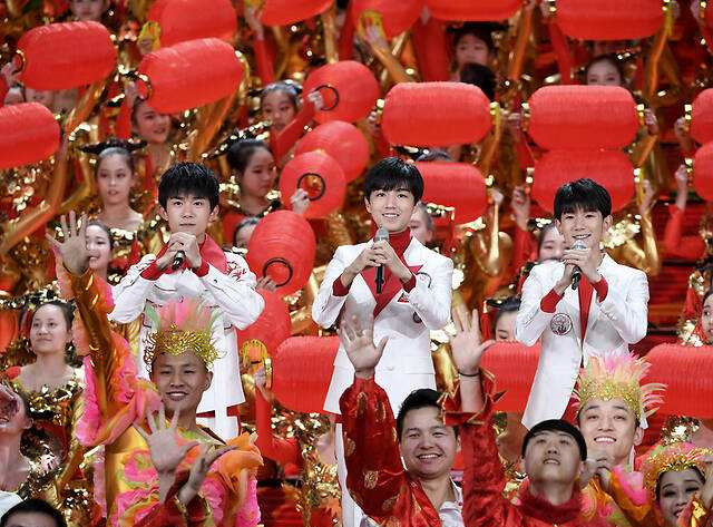 今年春晚"搞事情,宋丹丹12年后又登台,佟丽娅跨界主持