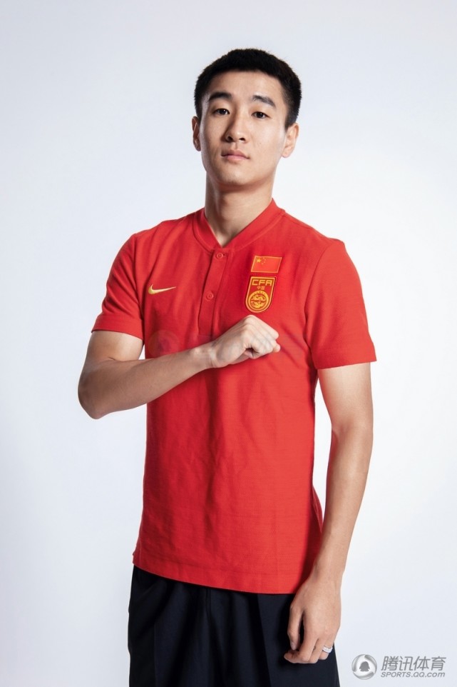 国足半身定妆照出炉 艾克森李可谁pose最酷