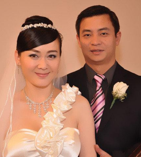 24岁成影后,一婚被丈夫欺辱,二婚嫁奥运冠军,今49岁