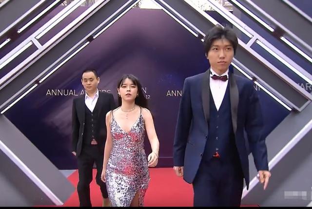 沫子参加年度盛典1米6也有高挑女神范走红毯走出大哥的气势