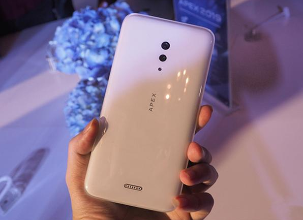 对于大部分网友来说,最关心的就是这款手机的外观,这款vivo apex2020