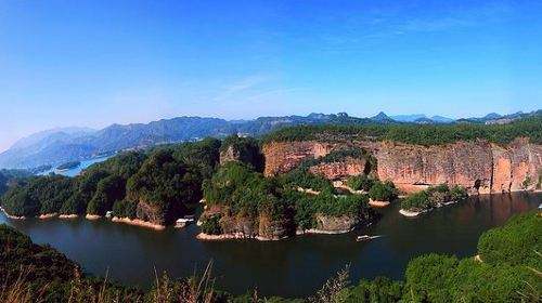 别看老鼠潭波平浪静,平阔如湖.