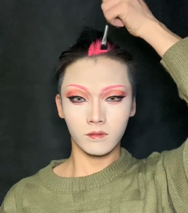 小哥哥仿妆"杀心观音",开头:我看你没戏,最后:神仙下凡了?