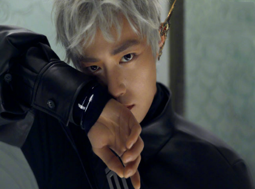 本以为肖战"银发"很帅了,当看到王一博的,网友:商量好的?