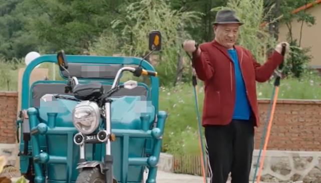 46岁"赵四"穿上万块的"秋裤"接商演?鞋子不合脚被嘲像两艘船