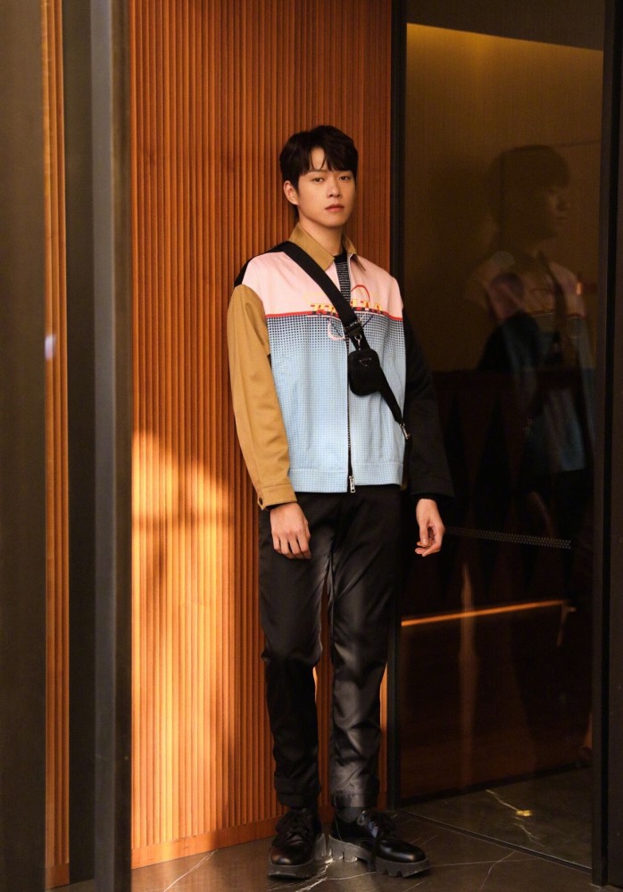 魏大勋就是行走的衣架出席prada活动老帅了