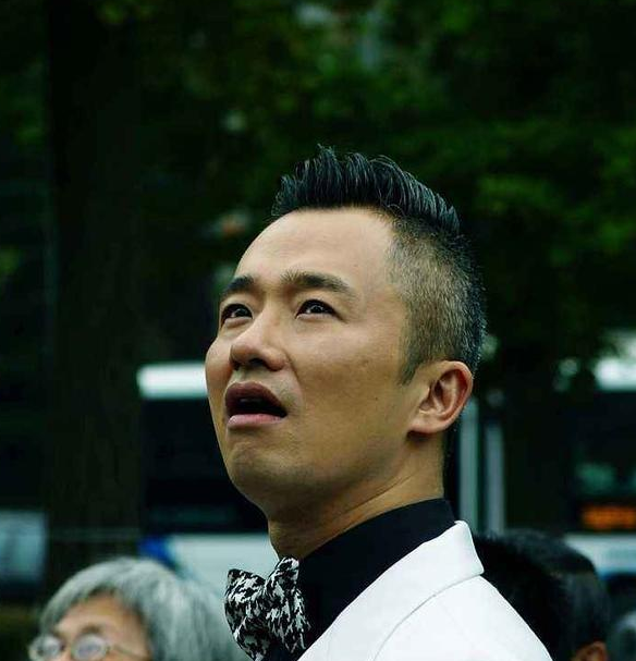 1971年出生于上海的程雷,23岁的程雷1994年毕业于上海戏剧学院表演系